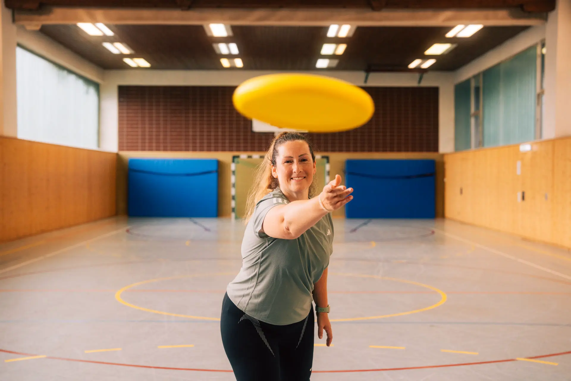 Kinder in Bewegung von Lisa Haas - Foto zeigt Lisa Haas, die gerade eine Frisbee wirft