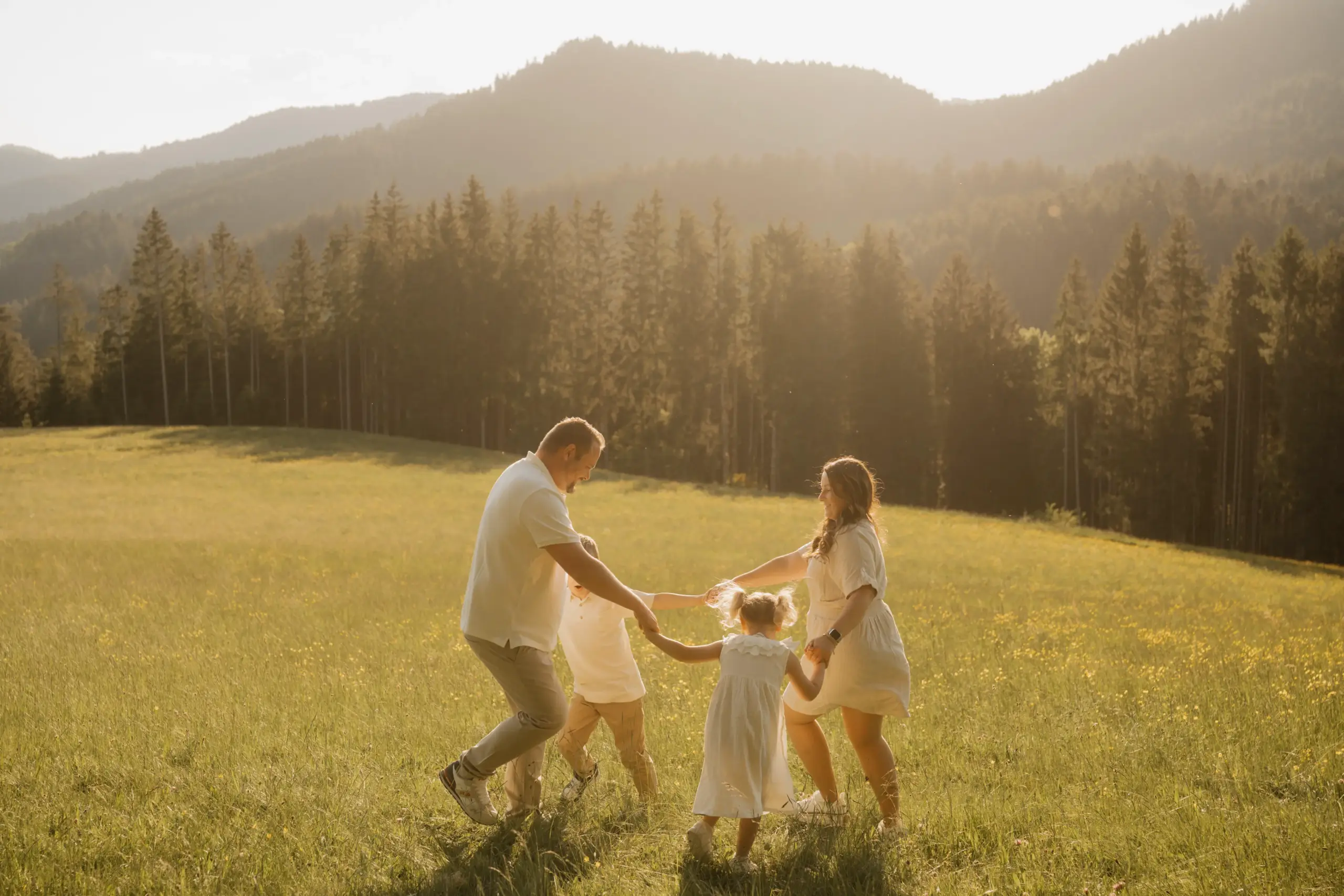 Kinder in Bewegung von Lisa Haas - Foto zeigt Lisa Haas mit ihrer Familie im Sonnenschein und in der Natur
